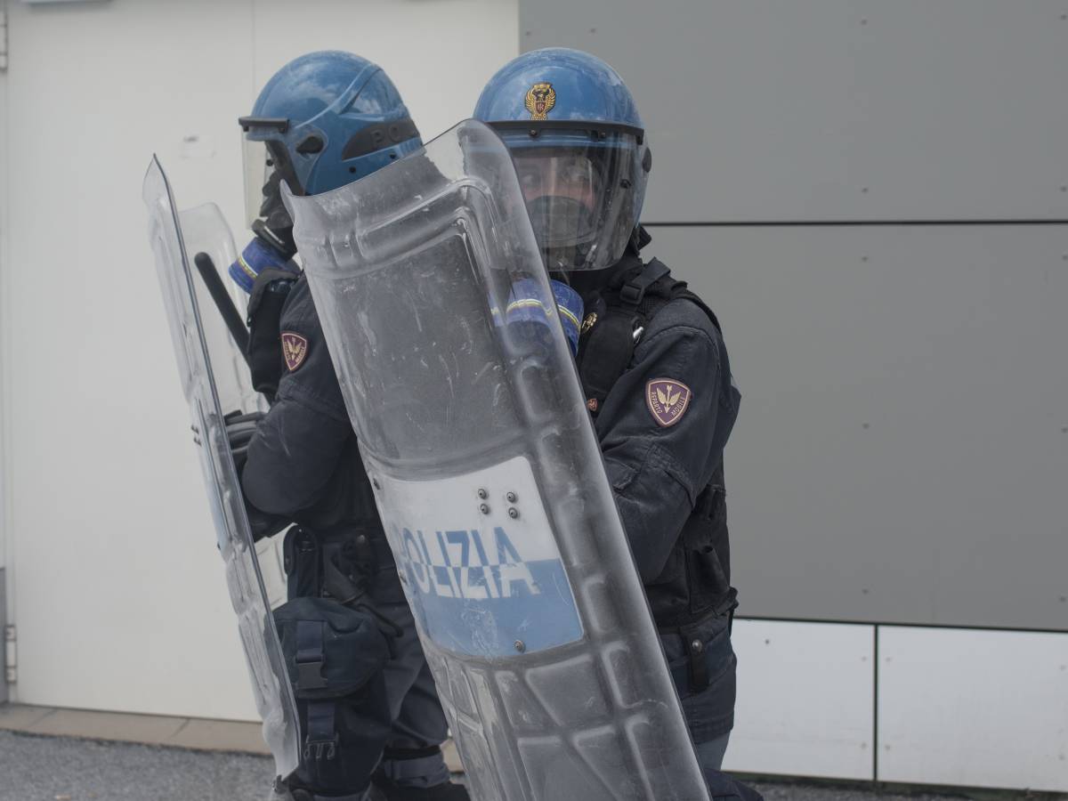 Il governo vuol sabotare i taser alla polizia. Giallo sul blocco della  fornitura 