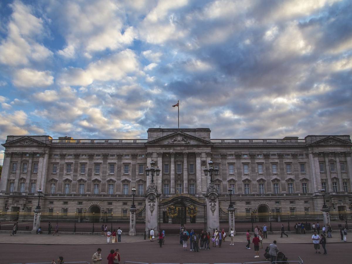 Pugni e bicchieri spaccati. Dipendente ubriaca di Buckingham Palace semina il panico al party di Natale