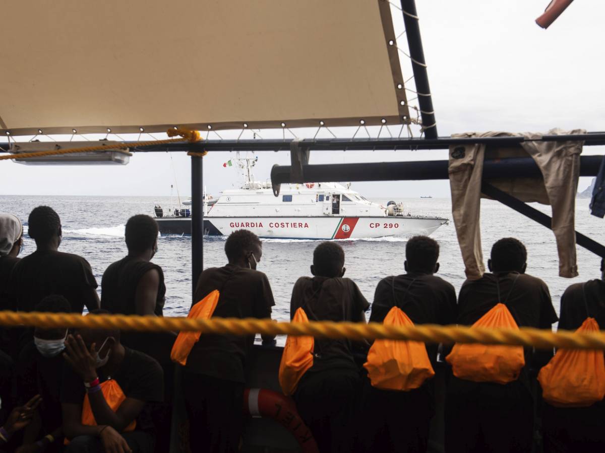 Maxi landing in Trapani: the Sea Watch unloads 455 migrants Maxi landing in Trapani: the Sea Watch unloads 455 migrants