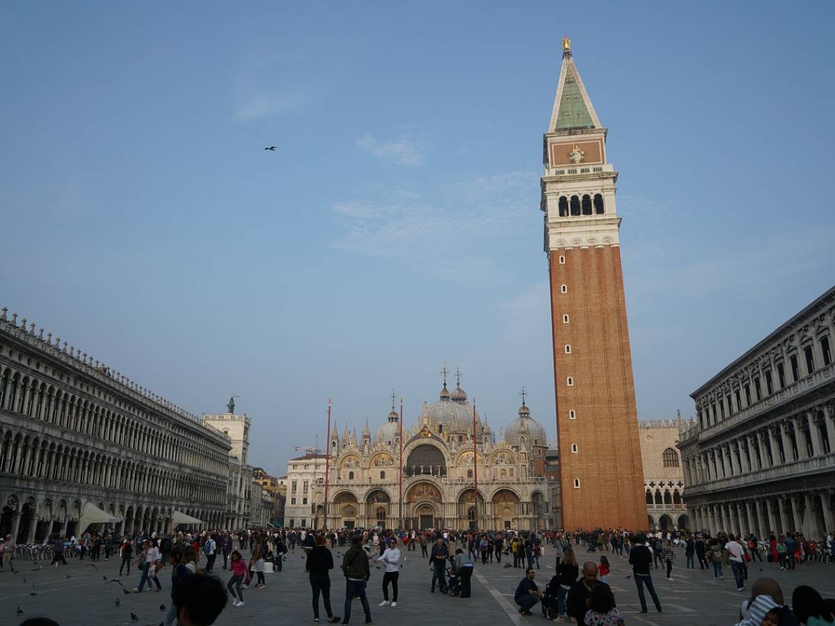 Degrado a Venezia: turista tedesco si mette a urinare a due passi da piazza San Marco