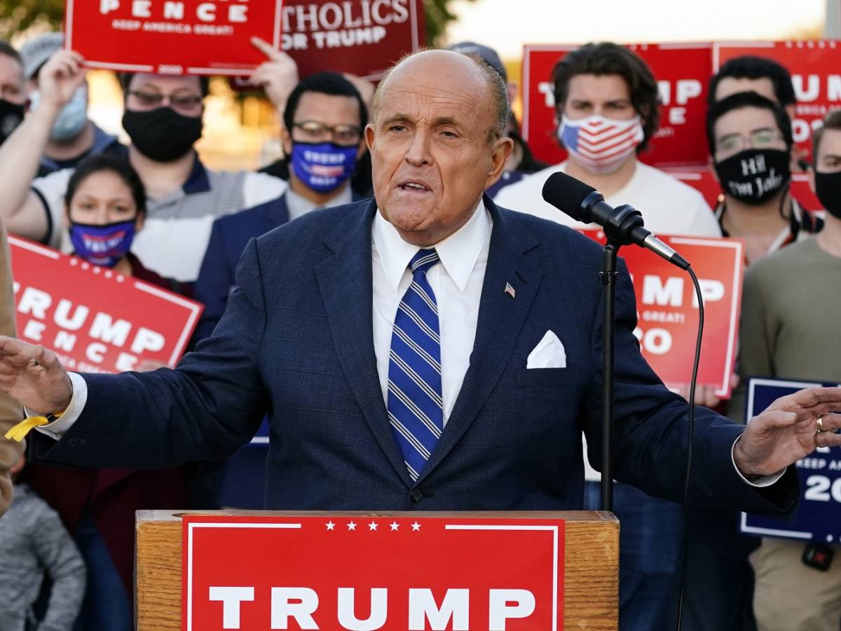 Assalto alle elezioni del 2020. Donald grazia Giuliani e alleati. "Fine di una grave ingiustizia"