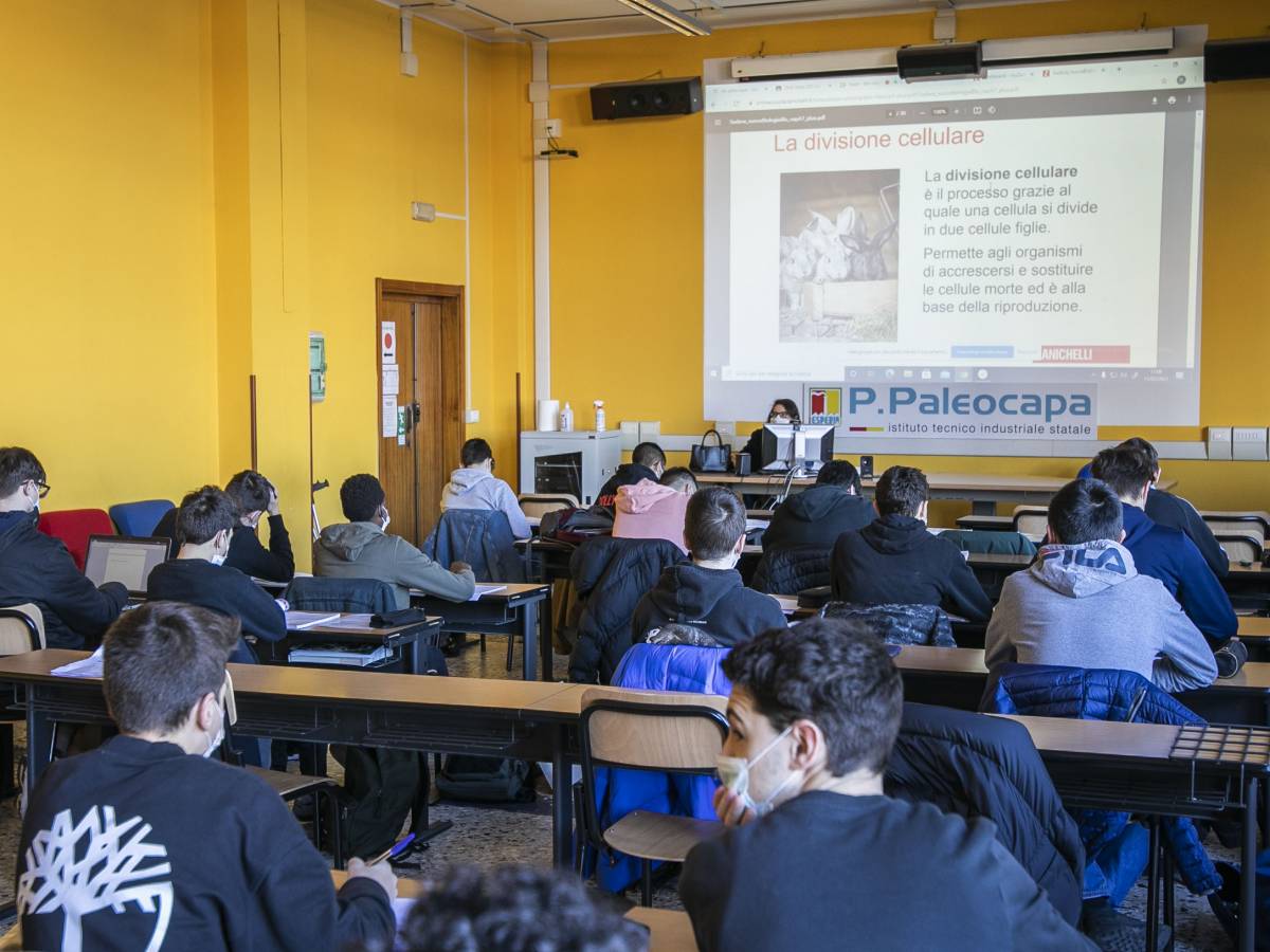 Scuola, lezioni fino al 30 giugno e maturità dal 16 giugno. "Ma esami