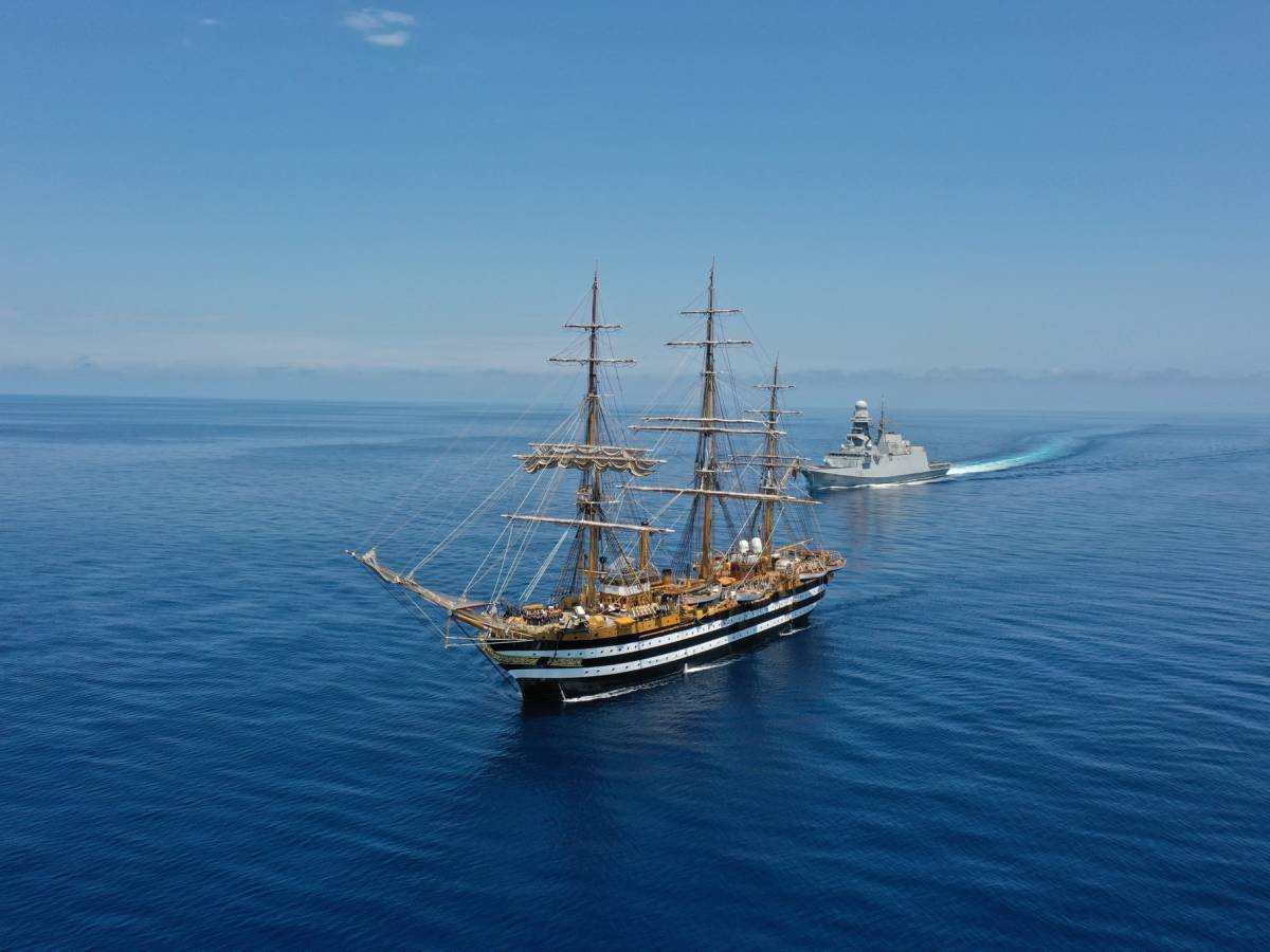 vespa incontra l amerigo vespucci a new york nasce la one off che celebra due miti del made in italy da Ilgiornale.it vespa incontra l amerigo vespucci a new york nasce la one off che celebra due miti del made in italy