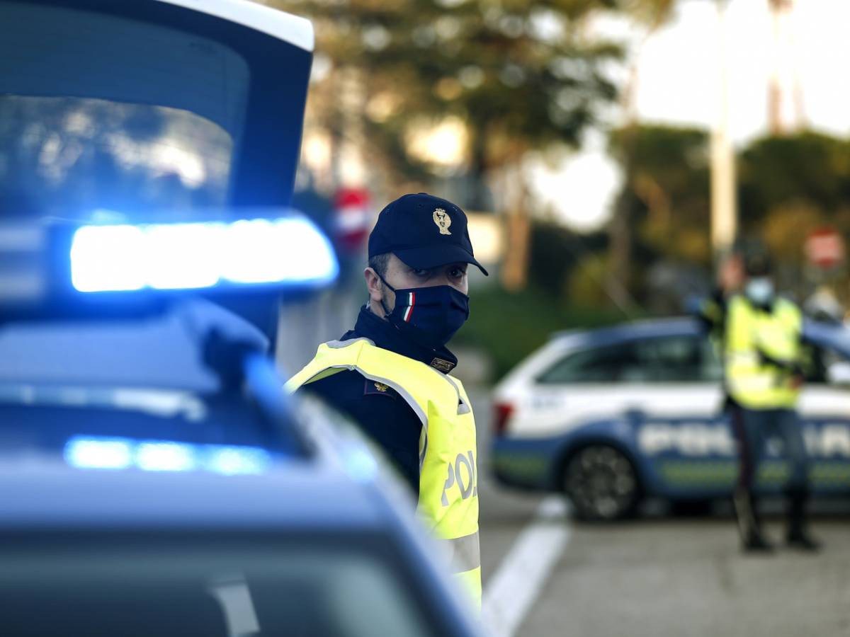 Scontro frontale tra pullman e auto: muoiono marito e moglie e un amico della coppia