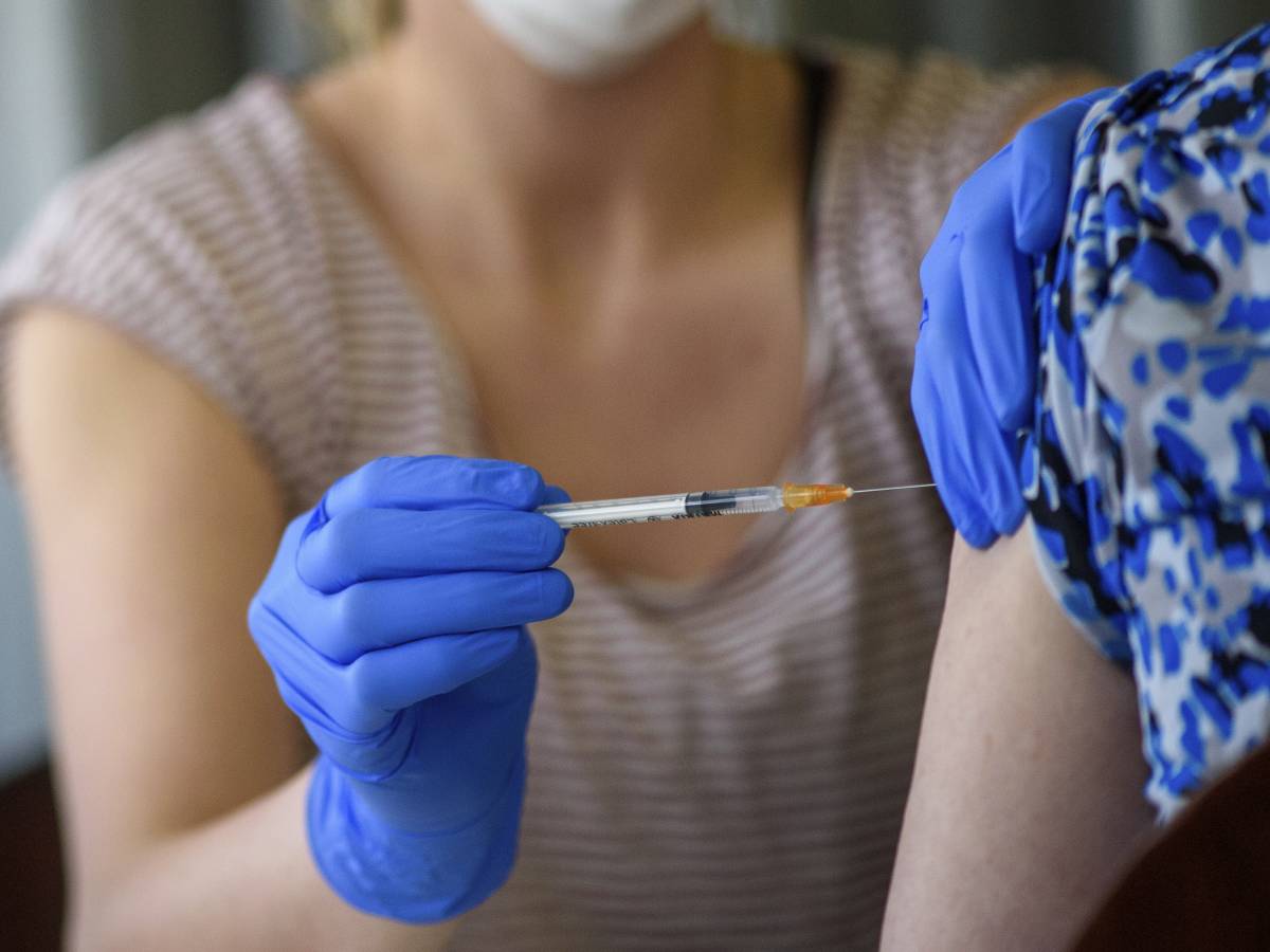 Roma, si presentano in 40 per la vaccinazione ma trovano chiuso: tra loro una centenaria