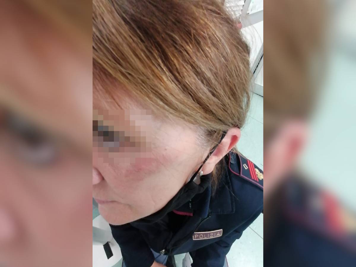 Calci e pugni contro l'agente la