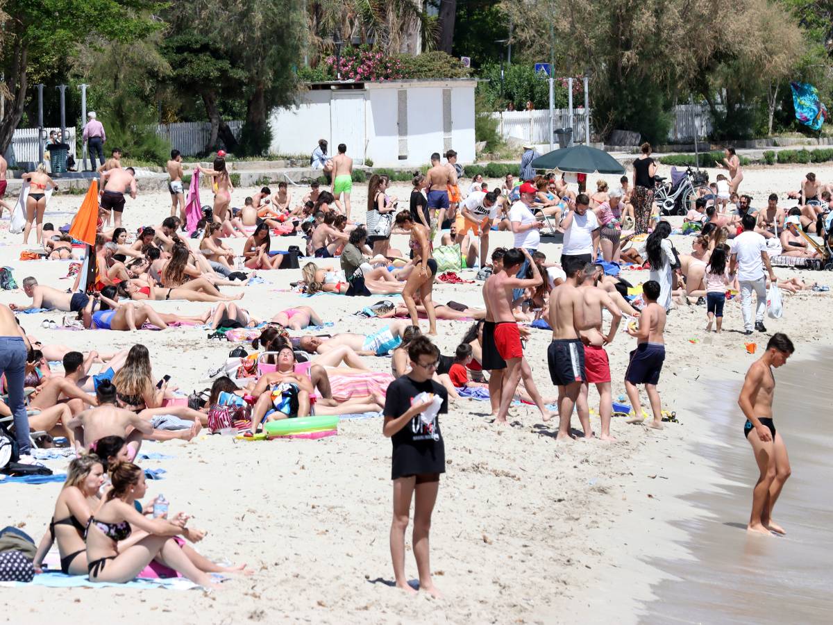 Via alla riforma dei balneari: gare per le spiagge nel 2024. Il Pd si scaglia contro la Lega