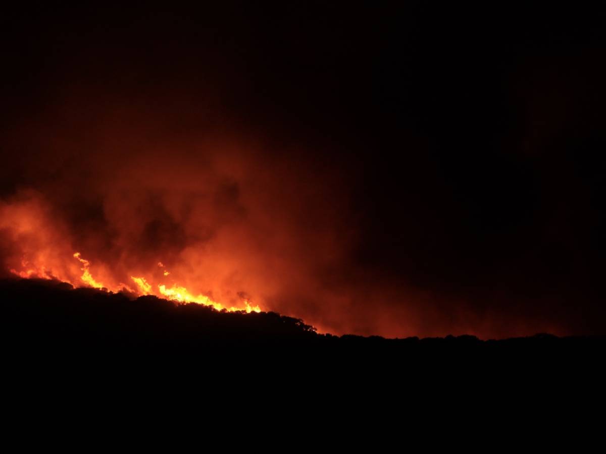 Σαρδηνία, υψηλές φλόγες και εκατοντάδες εκτοπισμένοι: τι συμβαίνει