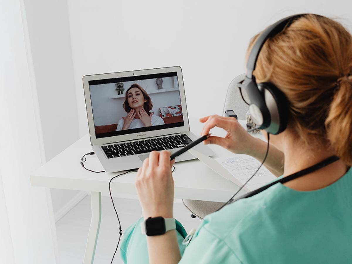 contento medico infermiera chat in linea con paziente su il computer  portatile durante telemedicina verifica appuntamento.