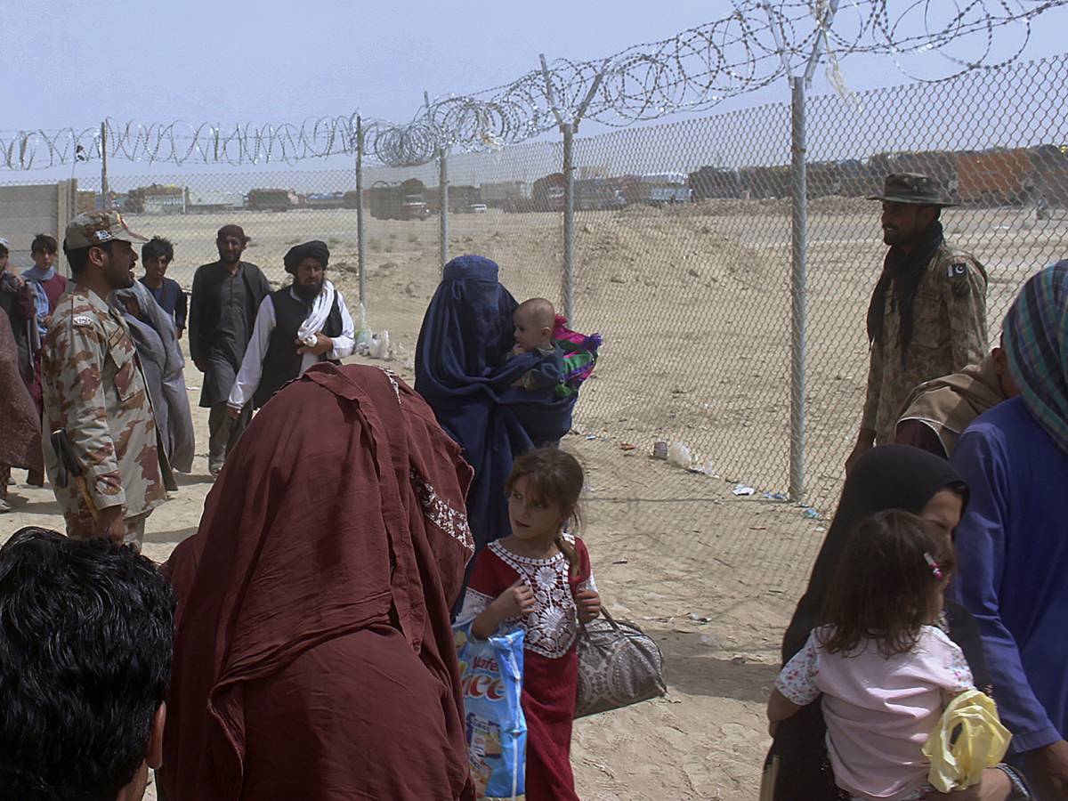 «Los afganos son bienvenidos» y «No a miles de llegadas».  lucha por los refugiados «Los afganos son bienvenidos» y «No a miles de llegadas».  lucha por los refugiados