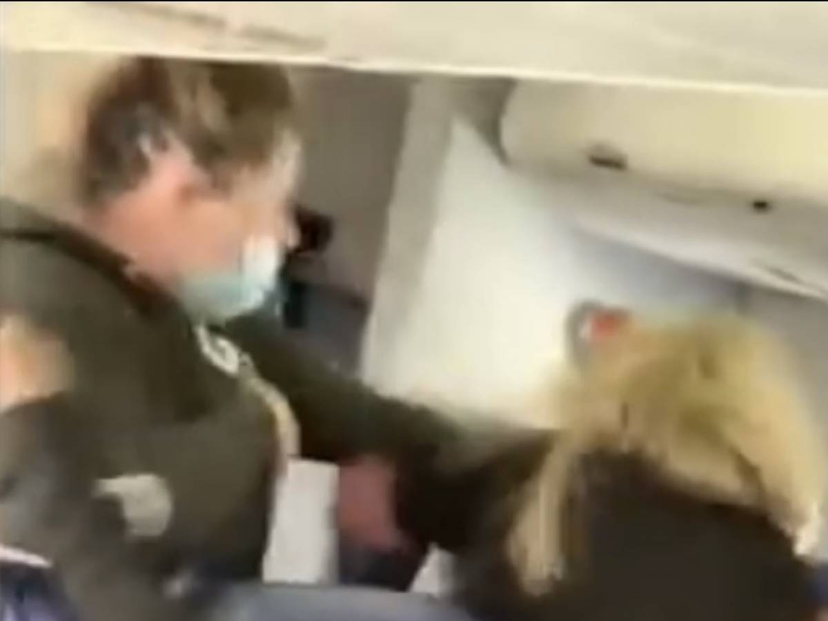 Abróchese el cinturón. Y el pasajero rompe al anfitrión durante años Abróchese el cinturón. Y el pasajero rompe al anfitrión durante años