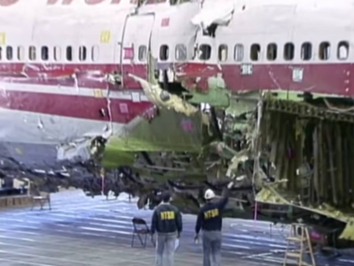 “A trail in the sky and then death in the water”: those strange theories about Twa 800 flight