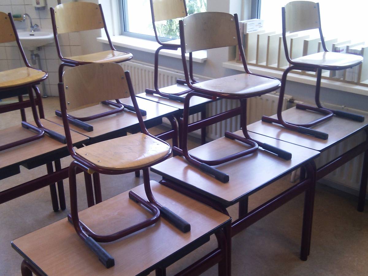 "Capelli lunghi vietati ai maschietti". E il bimbo di 9 anni viene sospeso da scuola