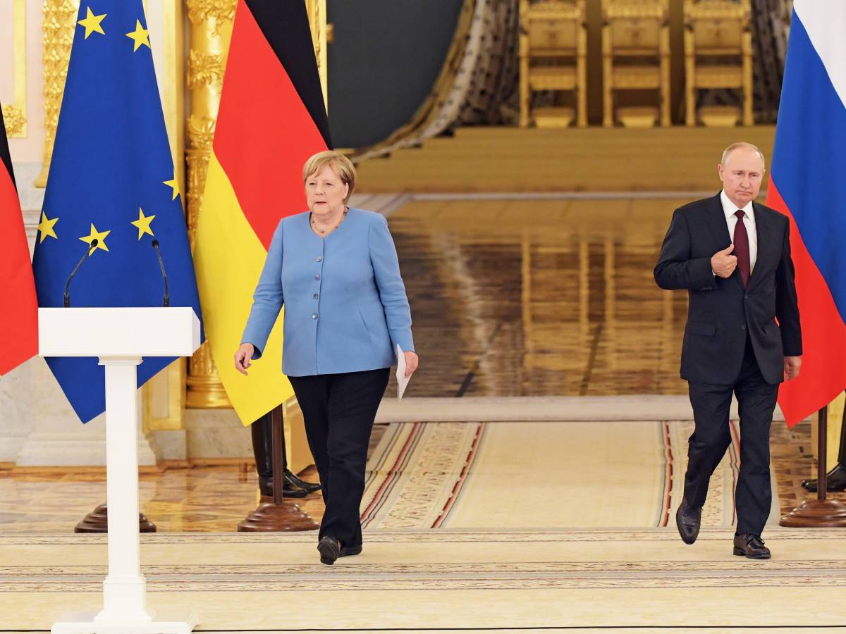 Le confessioni di Angela Merkel: "Cercai di frenare Kiev per evitare la reazione di Putin"