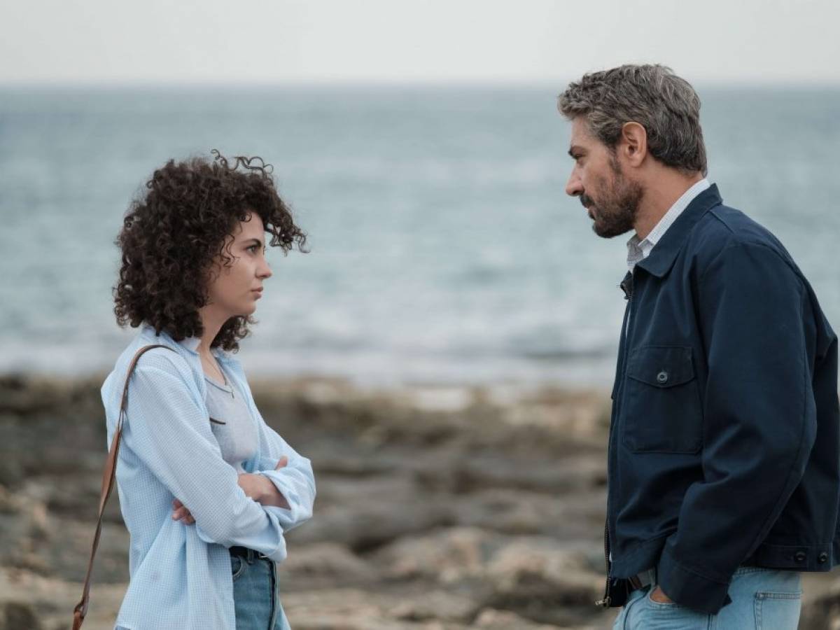 la storia di una famiglia perbene arriva su canale 5 ilgiornale it