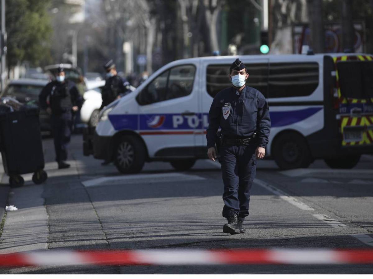 Poignardé à l’agent au nom de Mohammed : plus de sang en France