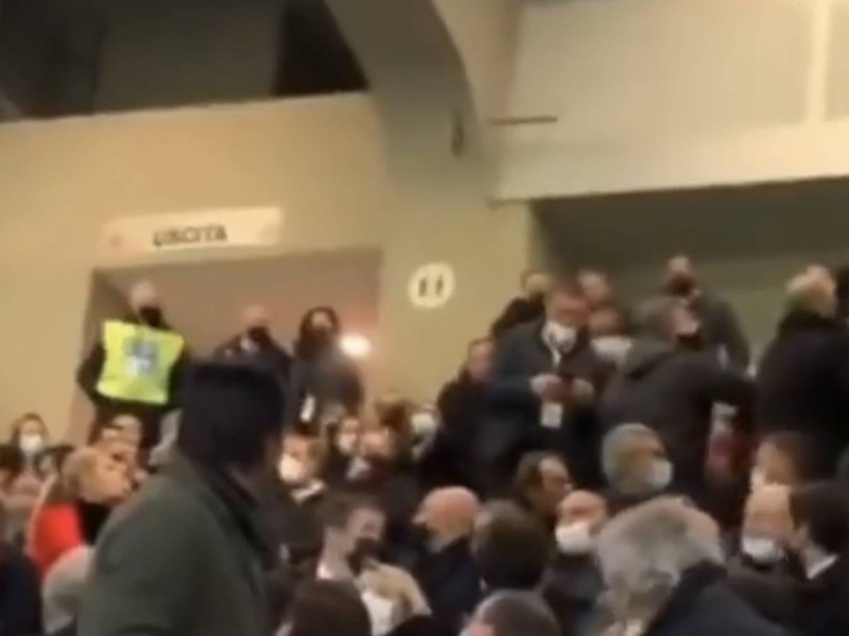 Galli le grita a Salvini en el estadio. The North Union responde con besos Galli le grita a Salvini en el estadio. The North Union responde con besos