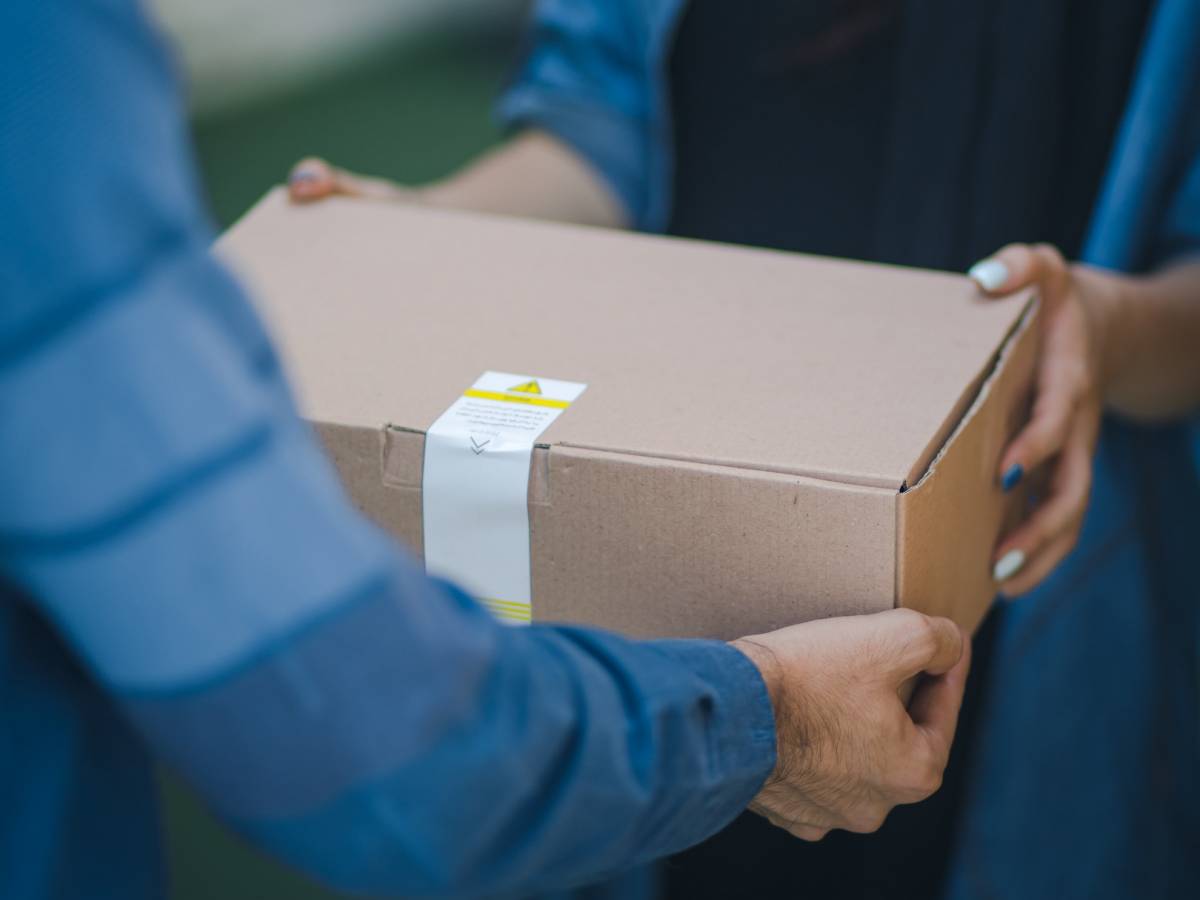 Are you waiting for the package?  Beware of the Christmas Courier Scam: How it Works