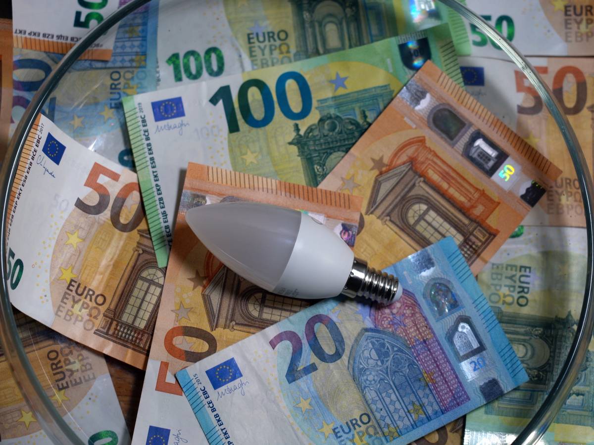 Salari fermi e continui rincari: cos'è successo in vent'anni di euro
