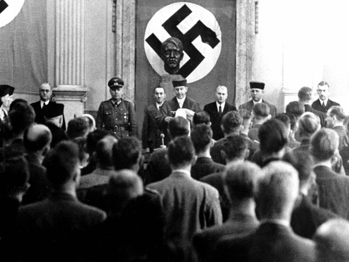 La malattia genetica di Hitler, aveva "il micropene": cos La malattia genetica di Hitler, aveva "il micropene": cos