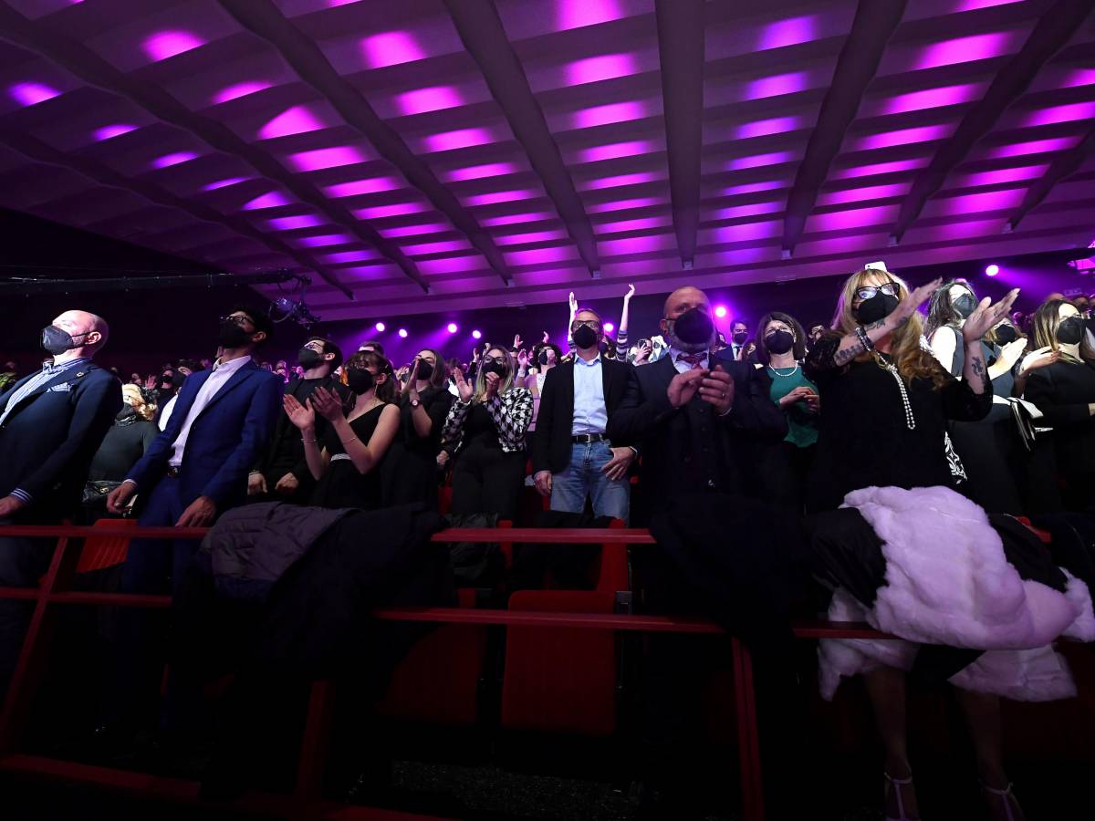 «Ballate con le mascherine», «E le discoteche?»: scoppia la polemica a Sanremo «Ballate con le mascherine», «E le discoteche?»: scoppia la polemica a Sanremo