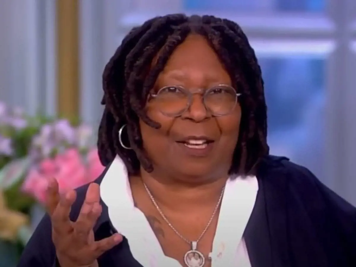 Non Rispetta I Nostri Valori Whoopi Goldberg Sospesa Per Le Frasi Su Razza E Olocausto Ilgiornale It