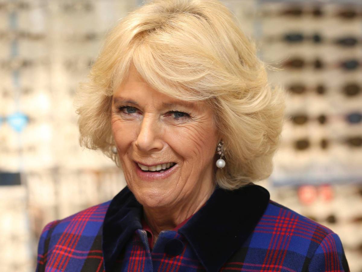 molestata a 16 anni e difesasi con una scarpa le rivelazioni della regina camilla
