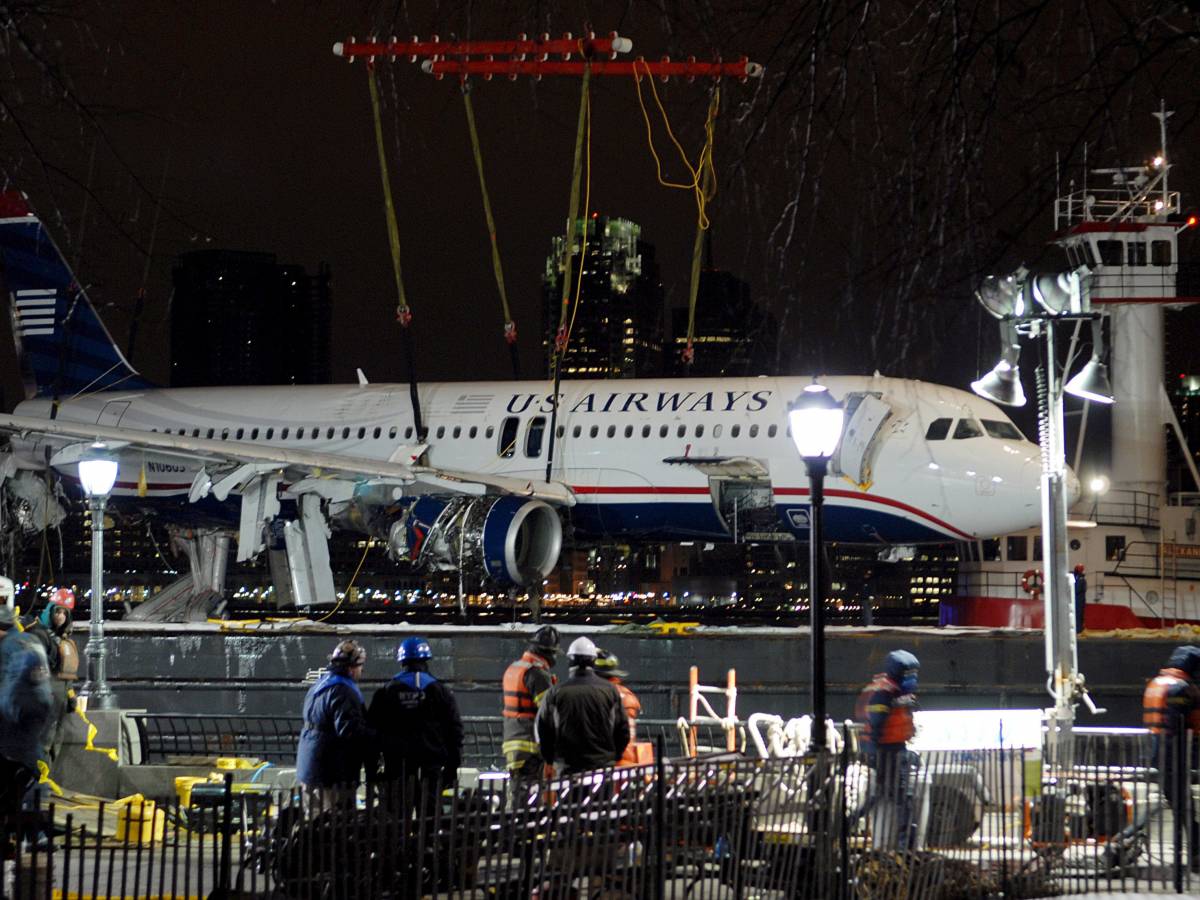 Самолет через год. Самолёт а320 на Гудзоне. Аварийная посадка a320 на Гудзон. Крушение а320 в Гудзоне. Гудзон 15 января 2009.