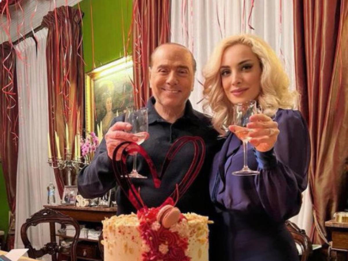 Il San Valentino di Berlusconi: "Con chi amate e chi ama l'Italia"