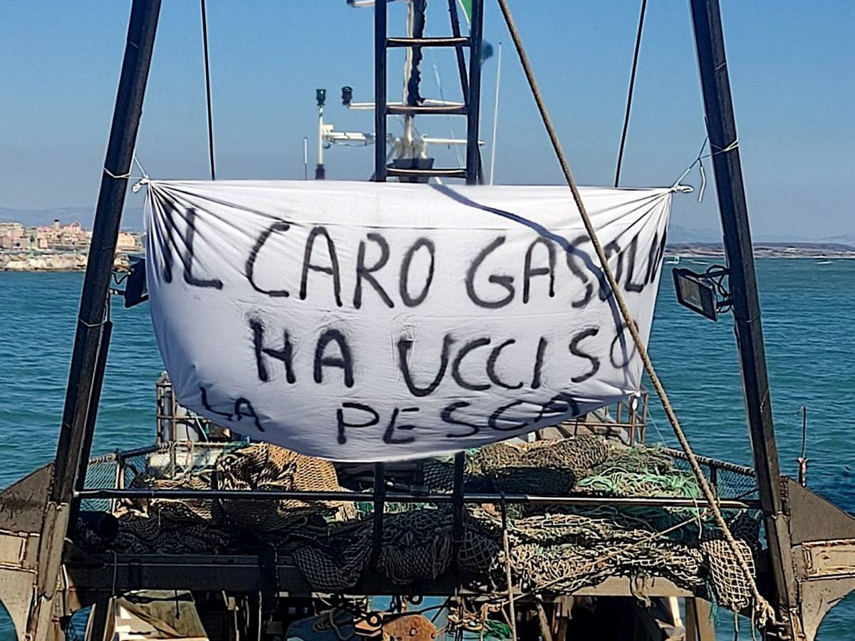 Caro gasolio, i pescatori italiani disperati: "E algerini e tunisini..." -  ilGiornale.it