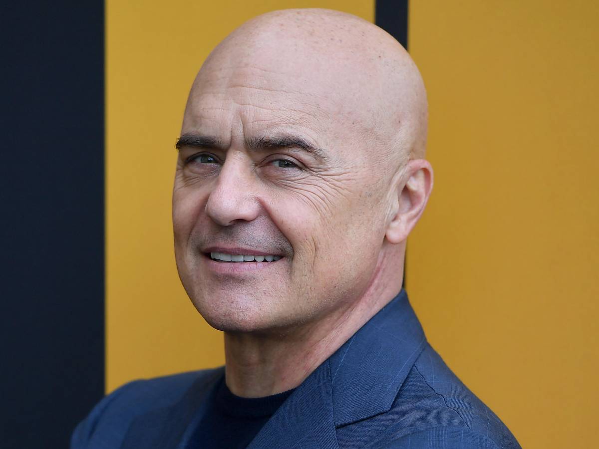 "Moglie di un politico salta la fila...". Lo sfogo di Luca Zingaretti "Moglie di un politico salta la fila...". Lo sfogo di Luca Zingaretti