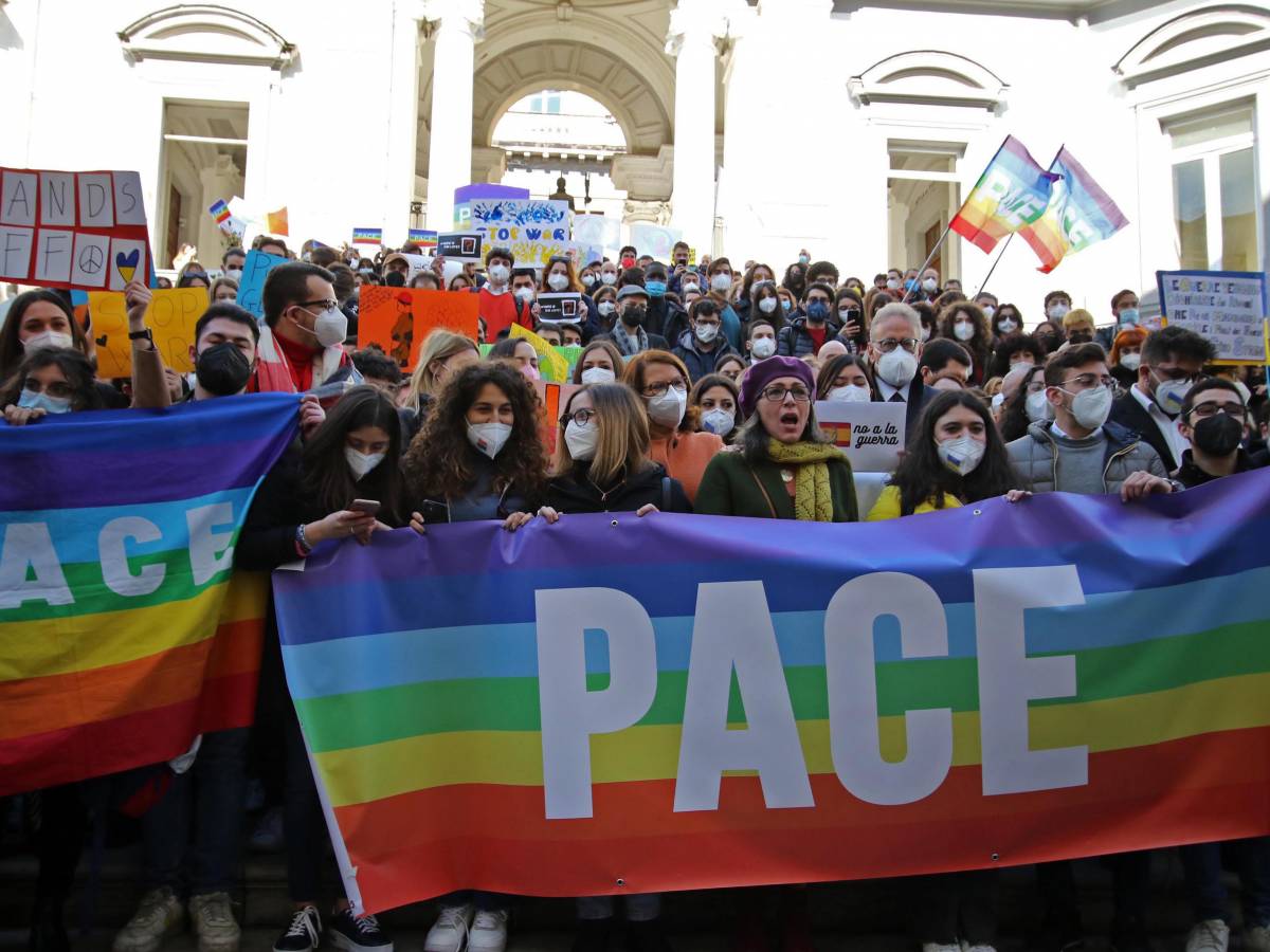 Mandare armi non serve? La retorica dei finti pacifisti