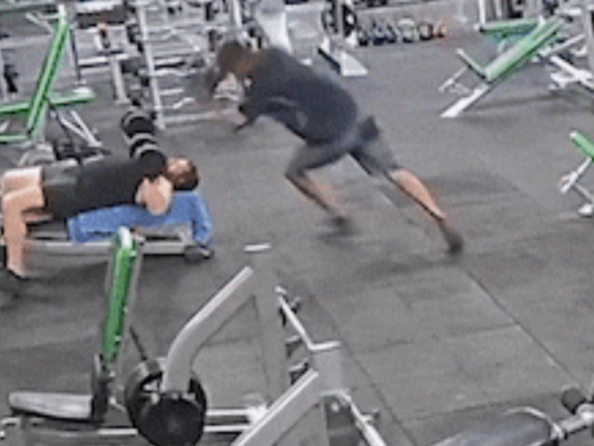 Shock in the gym: Throw a 20 kg weight on a teammate’s head