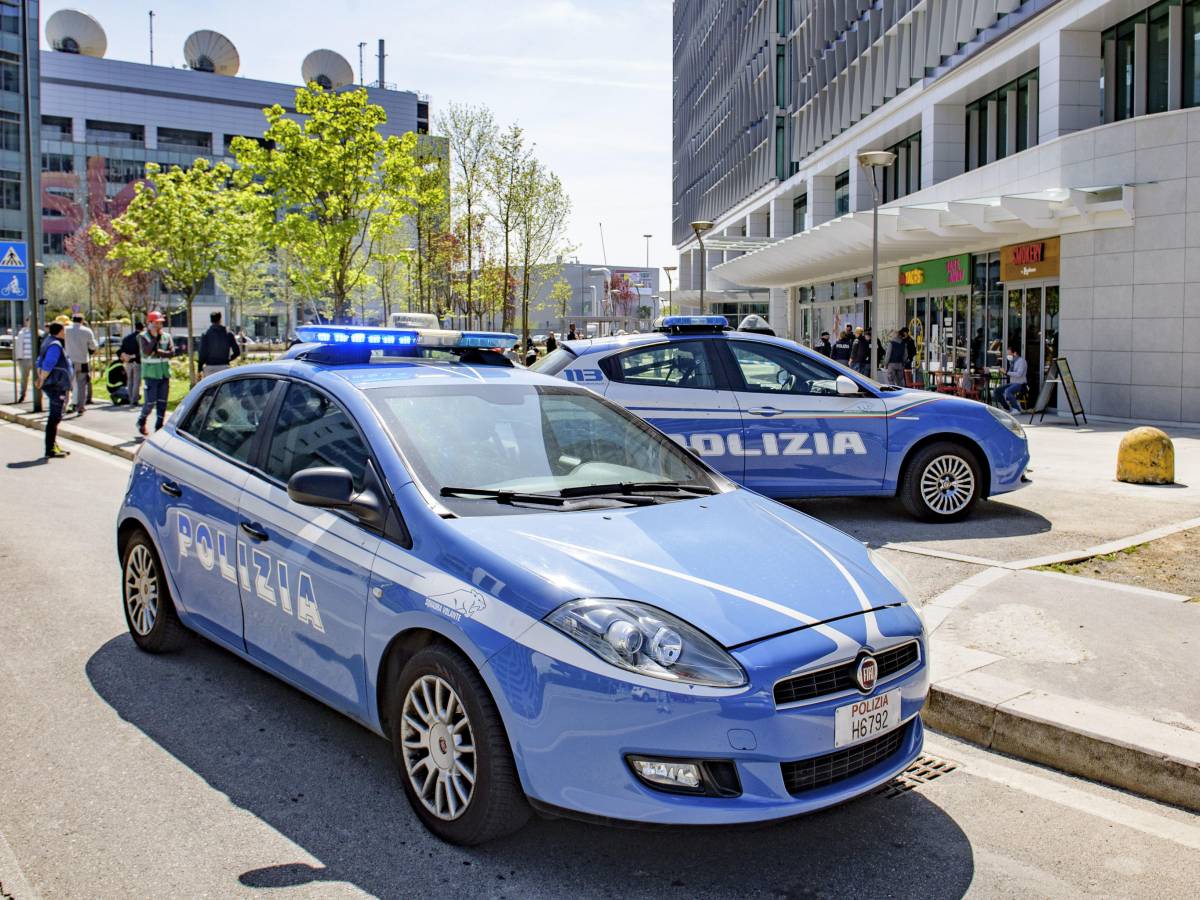 In auto con lampeggiante uguale a quello polizia, denunciato - Mondo Motori  