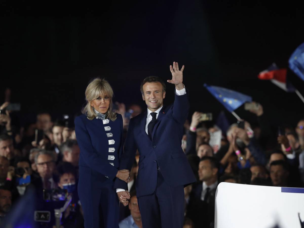 Photo of Like Louis XVI and Marie Antoinette…  The storm is on Macron and Brigitte