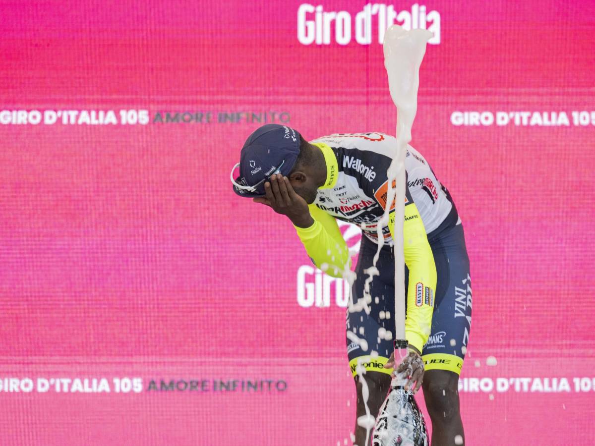 L'eritreo Girmay vince una tappa al Giro e si fa male all'occhio con il tappo dello spumante