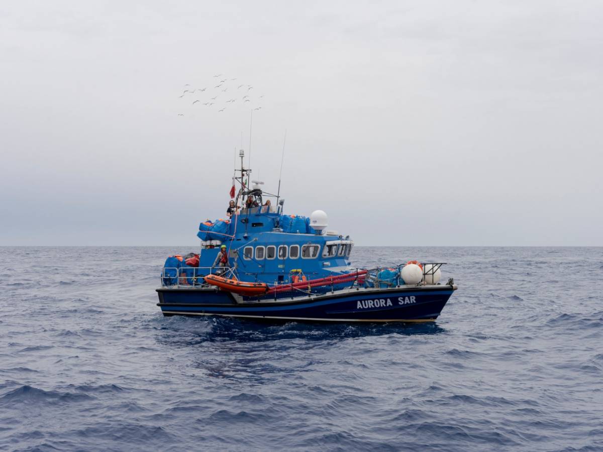 la ong tedesca mette in mare una nuova nave con la bandiera palestinese esultano i migranti da Ilgiornale.it la ong tedesca mette in mare una nuova nave con la bandiera palestinese esultano i migranti