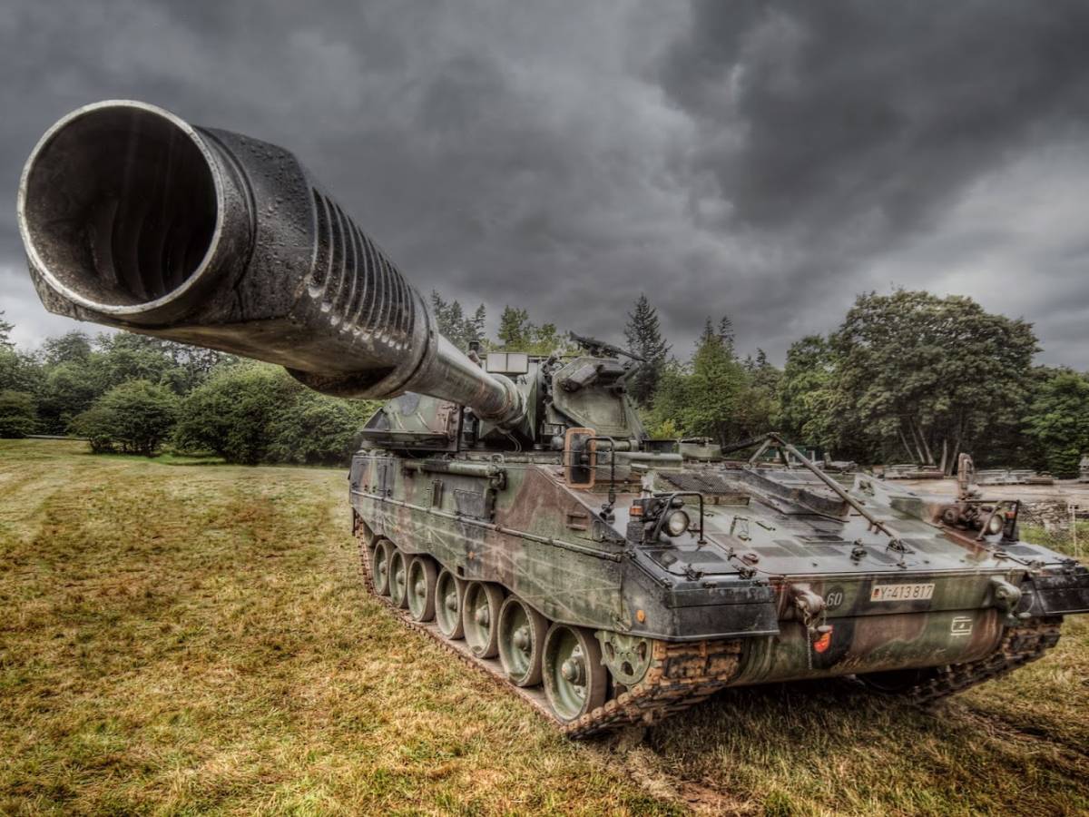 Il carro armato semovente a obice Panzerhaubitze 2000 dell'esercito tedesco, Dresda, Germania Foto stock