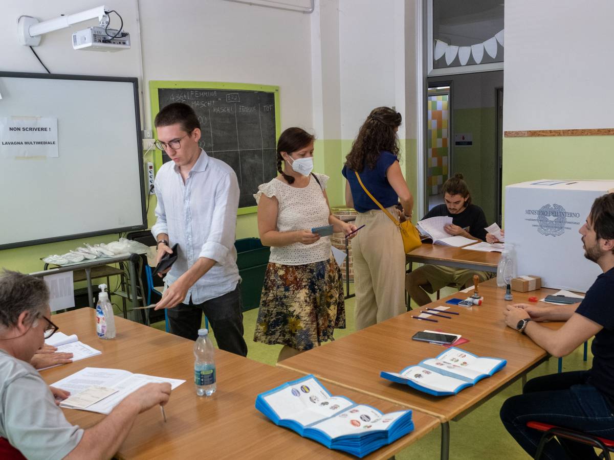 crolla l affluenza in lombardia alle 23 hanno votato 4 su dieci da Ilgiornale.it crolla l affluenza in lombardia alle 23 hanno votato 4 su dieci