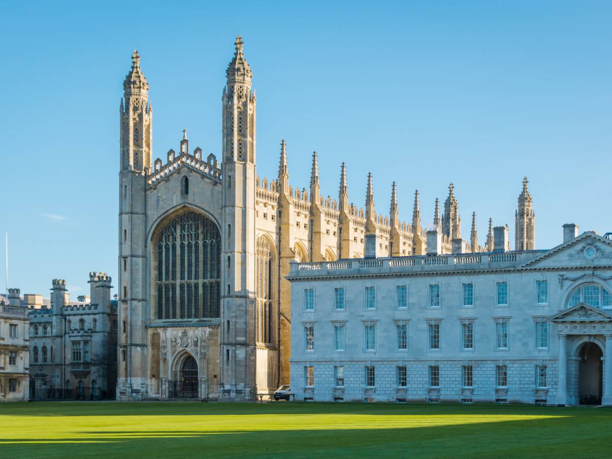 Test "a libro aperto" e relazioni da fare a casa. Il woke cambia pure Cambridge e Oxford