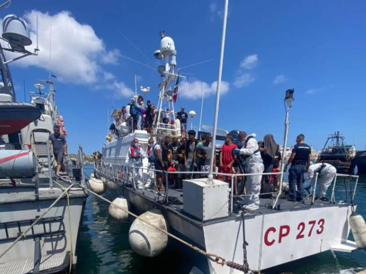 Dalla Bossi-Fini alla clandestinità: così la sinistra è pronta a spalancare i porti