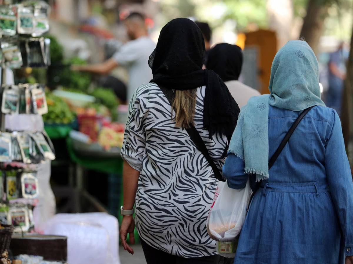 iran la rivoluzione senza palco a teheran le donne sfidano il velo giorno dopo giorno da Ilgiornale.it iran la rivoluzione senza palco a teheran le donne sfidano il velo giorno dopo giorno