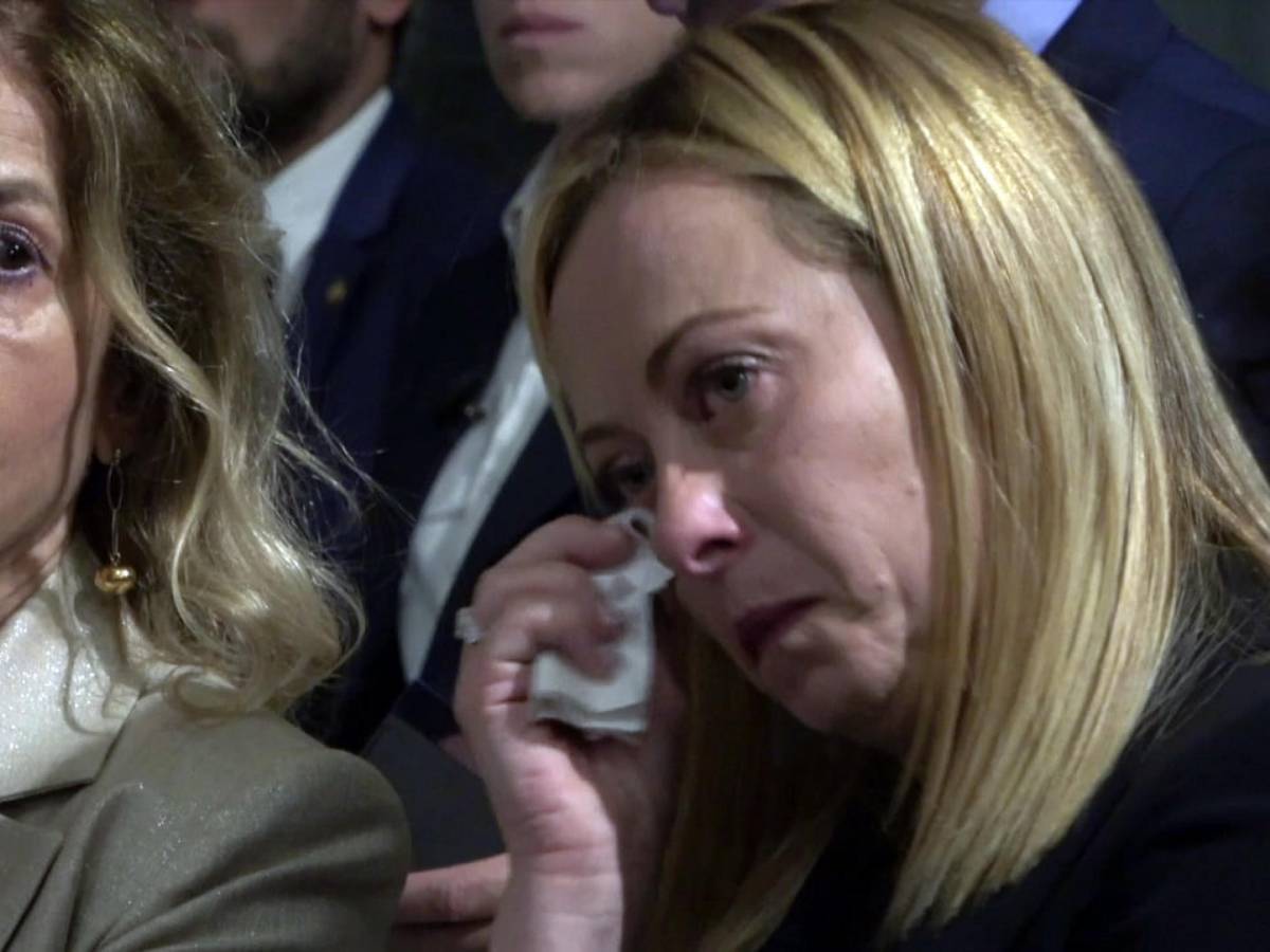 Le lacrime della Meloni al funerale di Francesco - il Giornale