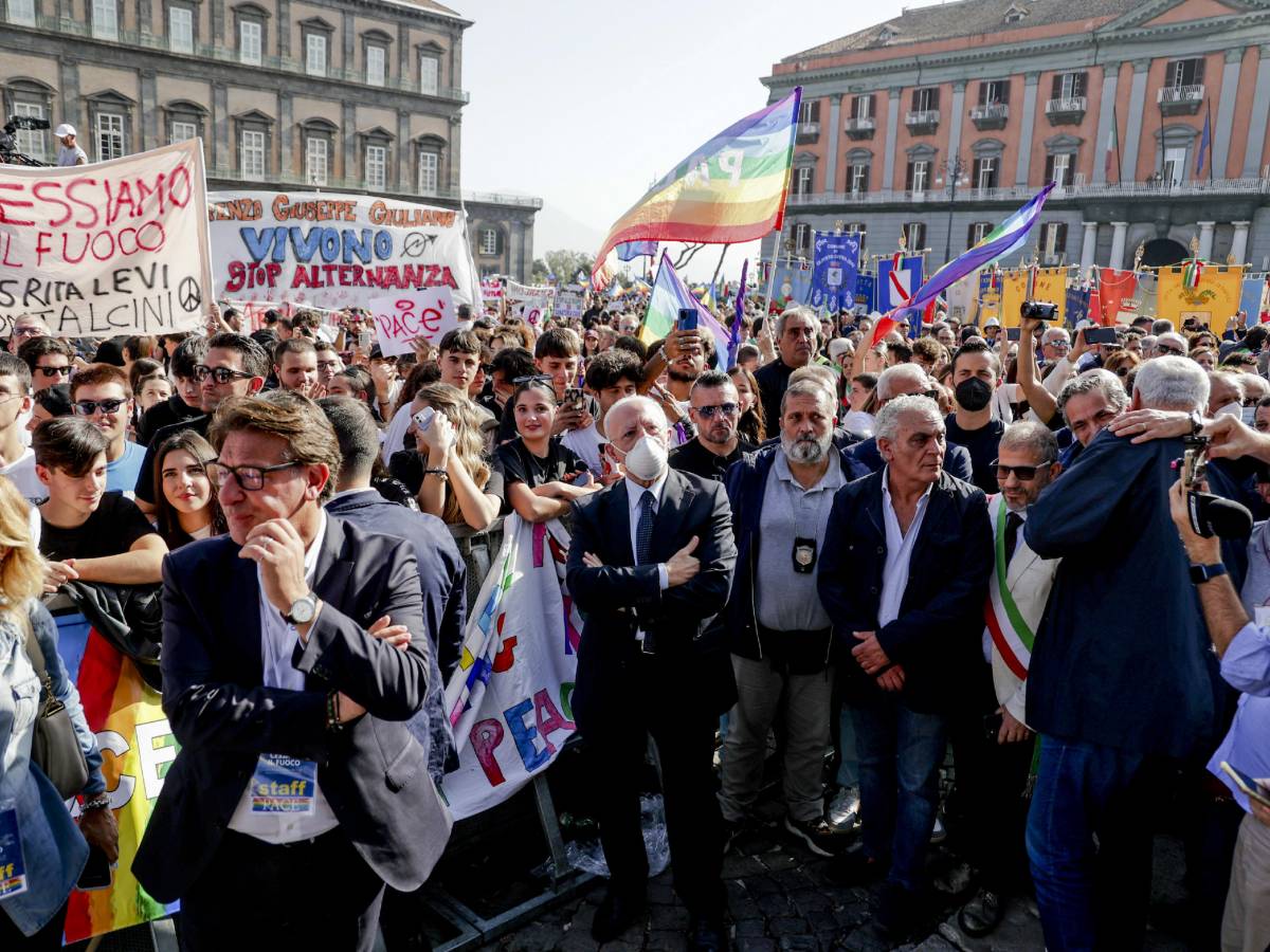 De Luca Gioca A Fare Il Leader Della Sinistra, Emiliano Lo Incensa - Il ...