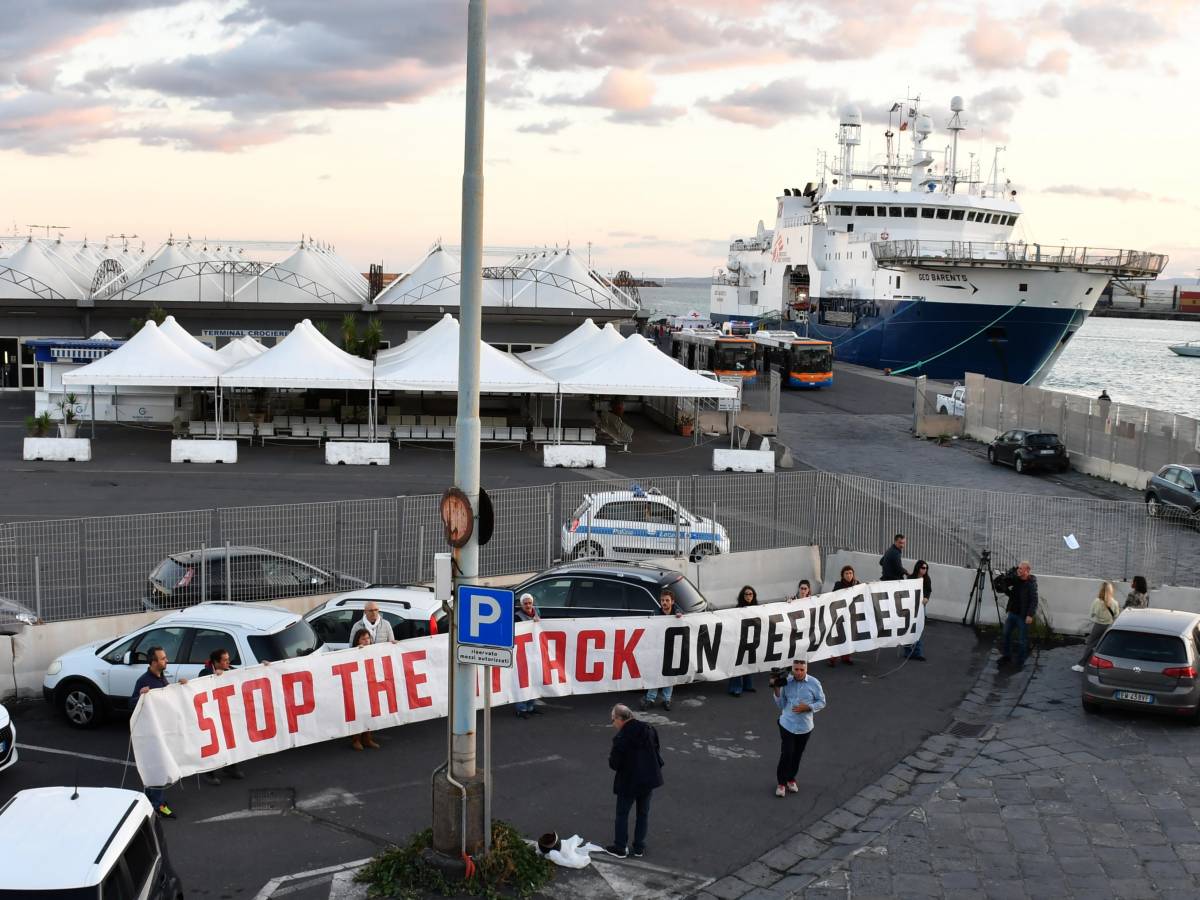 Così Le Ong "sequestrano" Per Giorni I Clandestini - Il Giornale