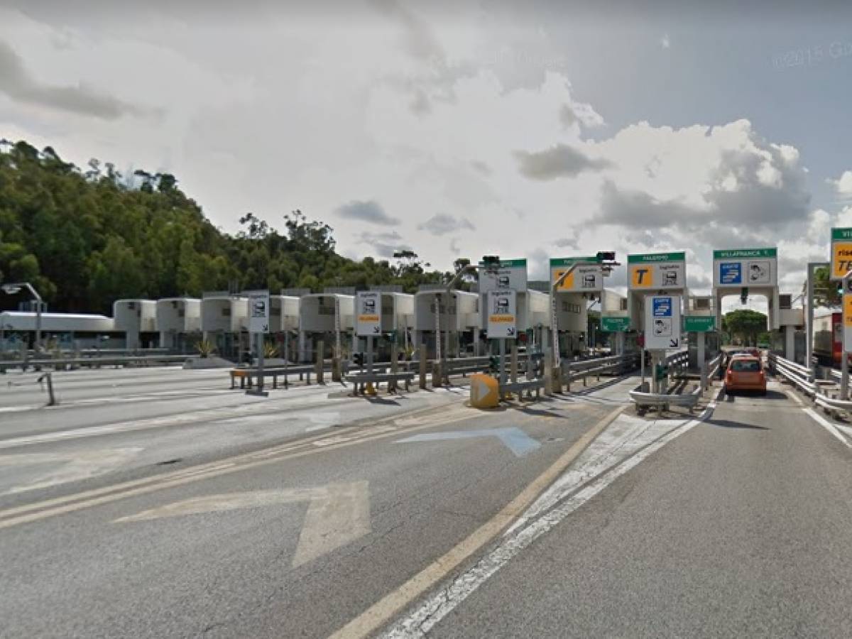 Retromarcia al casello autostradale, occhio alla stangata: ecco cosa si rischia Retromarcia al casello autostradale, occhio alla stangata: ecco cosa si rischia
