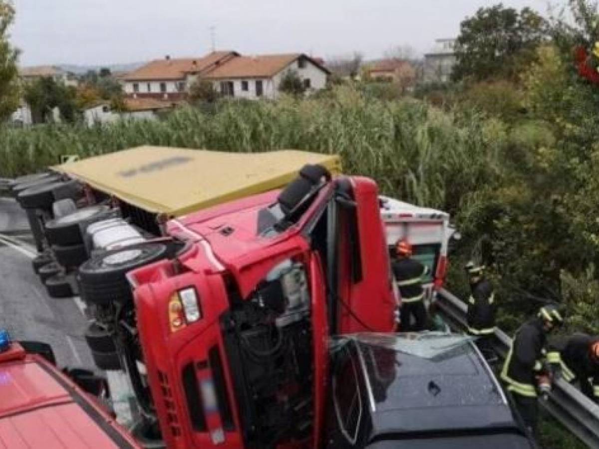 Camion Si Ribalta E Schiaccia Un’ambulanza: Almeno 2 Morti - Il Giornale