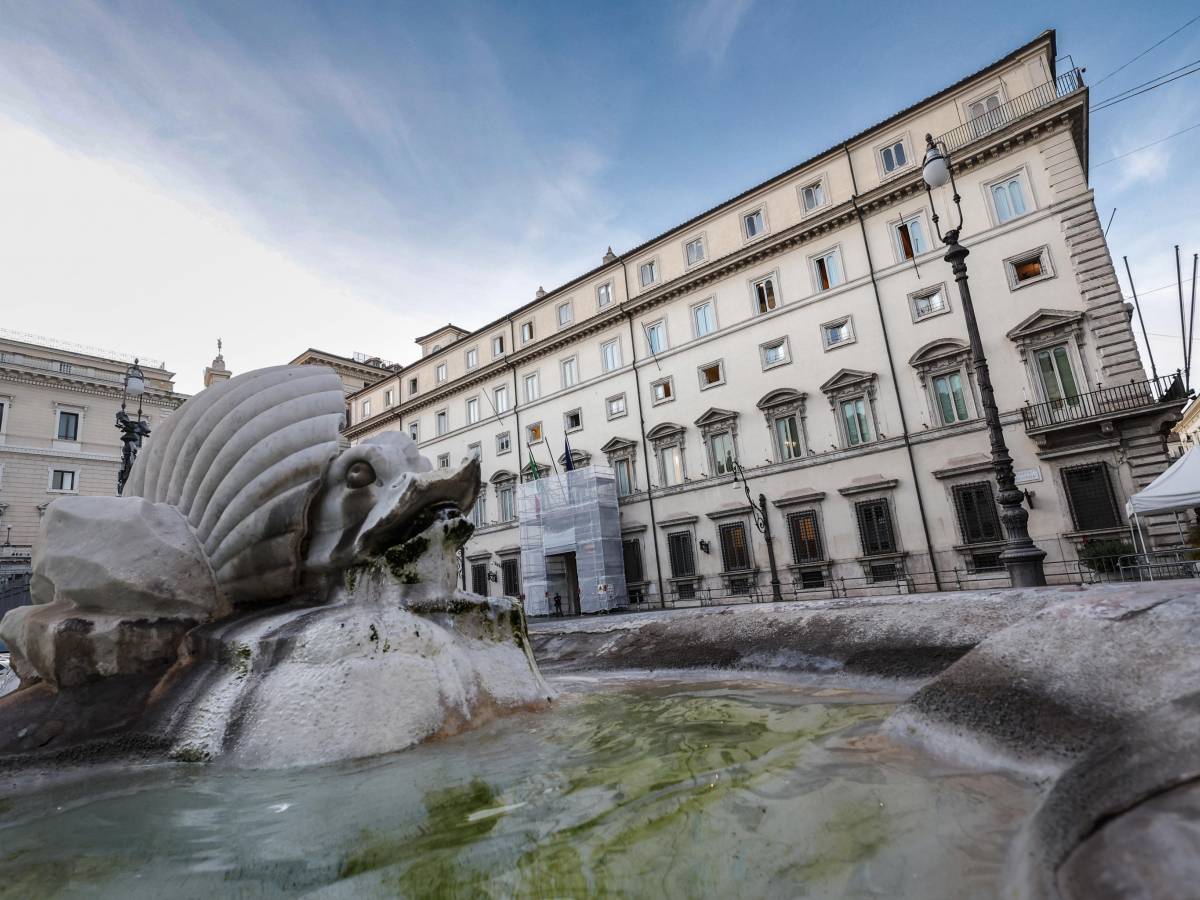 "Operai al lavoro senza casco a Palazzo Chigi". Ma Meloni smonta la bufala di Repubblica "Operai al lavoro senza casco a Palazzo Chigi". Ma Meloni smonta la bufala di Repubblica