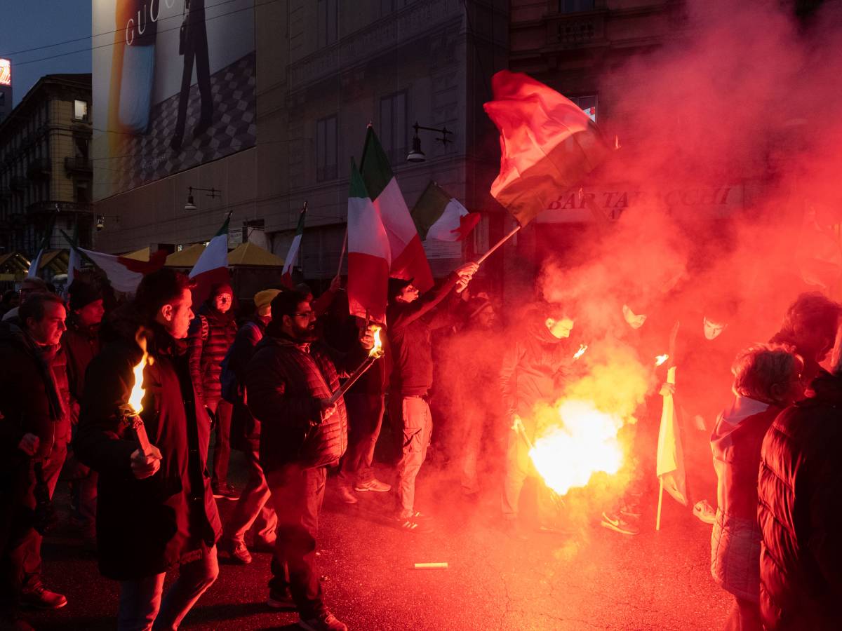 A Milano torna il "patentino antifascista" per manifestare. La Russa: "Roba da soviet" A Milano torna il "patentino antifascista" per manifestare. La Russa: "Roba da soviet"