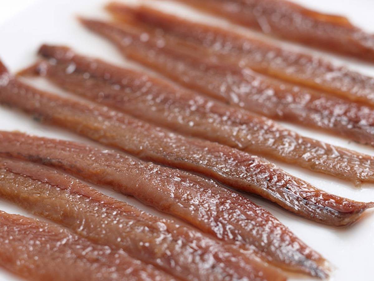 «Peligros Físicos y Químicos».  Filetes de anchoa sacados del mercado: aquí están